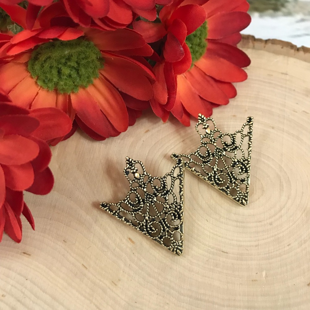 Goth Triangular Hollow Filigree Collar Tip Pins - Picture 13 of 16